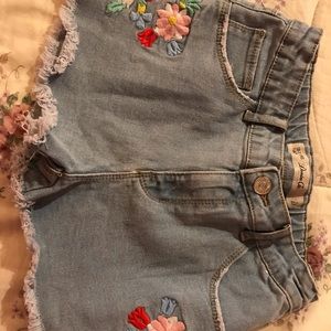 Girl flower embroidered shorts